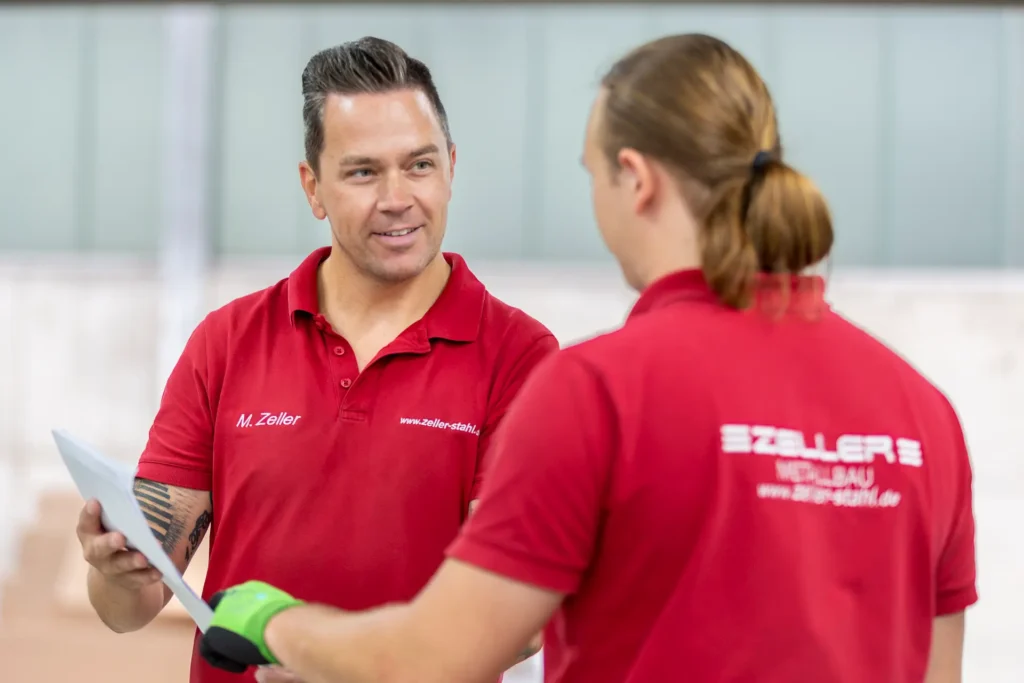 Zwei Mitarbeiter im Gespräch in der Werkstatt