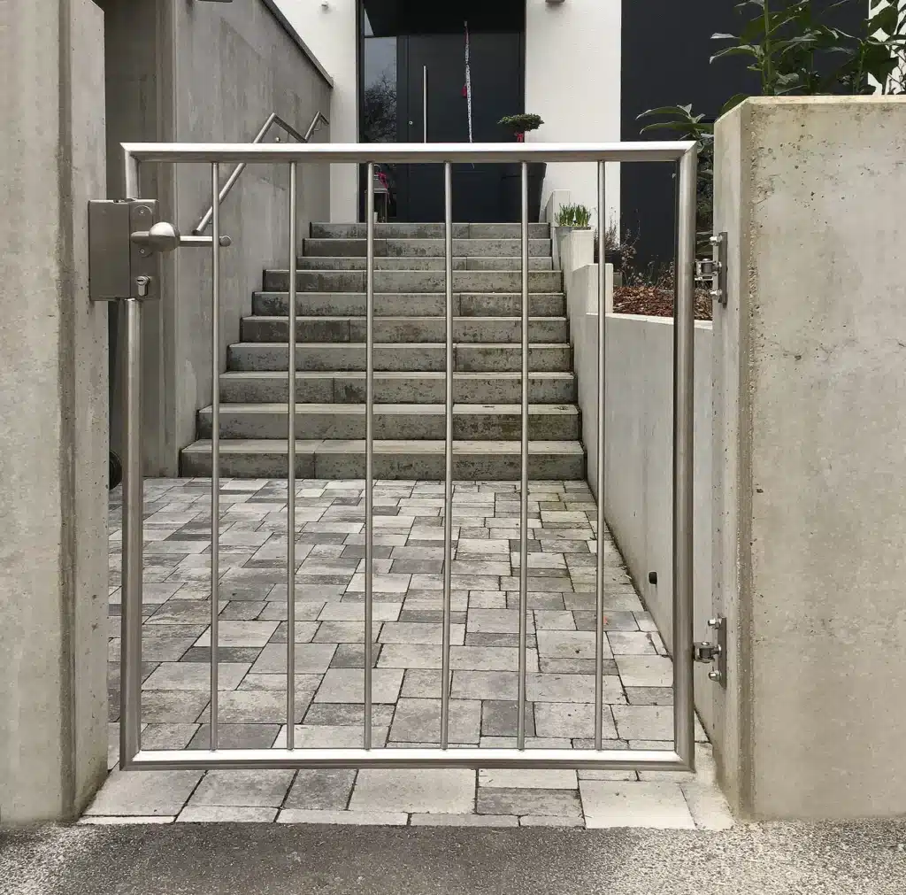 Eingangstor aus Edelstahl von Zeller Metallbau